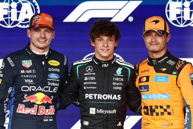 Andrea Kimi Antonelli celebra la pole position del Gran Premio de Bélgica junto a Max Verstappen, segundo en la clasificación, y Lando Norris, tercero. Credito: REUTERS