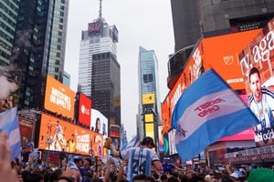 Banderazo argentino en Time Square previo a la gran final vs. España. Foto: Fernando Nicola.