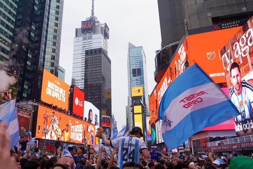 Times Square celeste y blanco: un banderazo multitudinario previo a la final