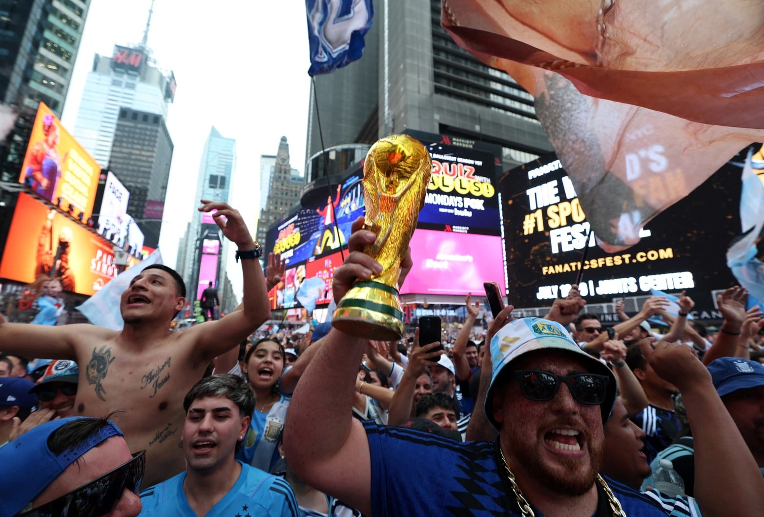 Todos quieren el trofeo. 
