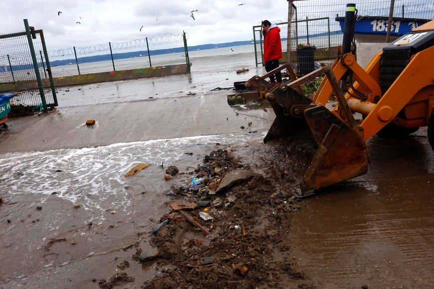 (260718) -- BIOBIO, 18 julio, 2026 (Xinhua) -- Imagen del 17 de julio de 2026 de una máquina realizando labores de limpieza durante un temporal, en la comuna de Penco, en la región del Biobío, Chile. El temporal que desde el jueves azota 10 de las 16 regiones de Chile ha dejado al menos tres fallecidos, siete lesionados y más de 800 casas con algún tipo de daño, informó el viernes el subsecretario del Interior, Máximo Pavez. (Xinhua/Str) (jv) (ra) (da)