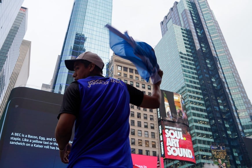 Banderazo argentino en Time Square previo a la gran final vs. España. Foto: Fernando Nicola.