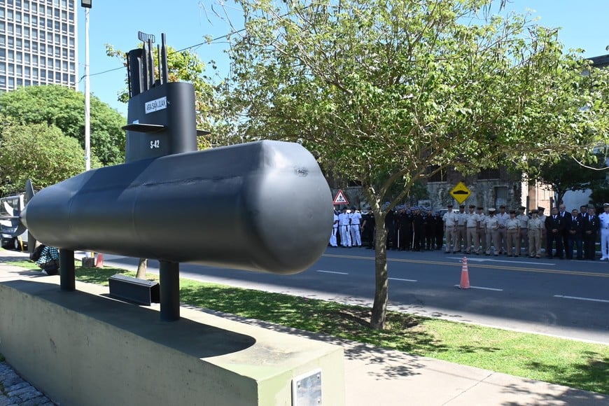 "En eterna patrulla". Monumento del Gobierno de la Provincia de Santa Fe, la Municipalidad de Santa Fe y la Reserva Naval de la Armada Argentina, "en homenaje a los cuarenta y cuatro tripulantes del submarino ARA San juan". Está ubicado en el Puerto Santa Fe.