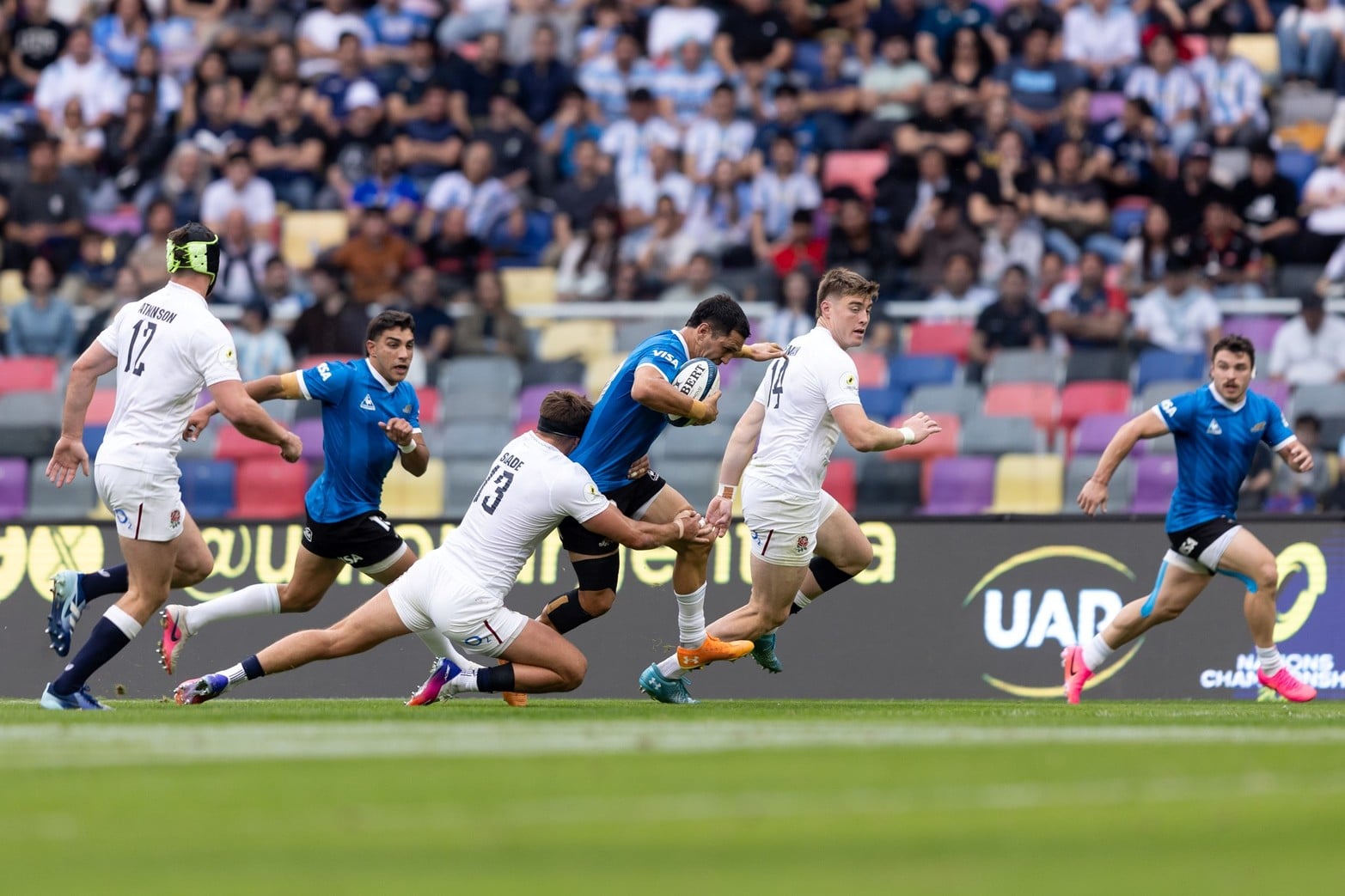 Santiago Carreras, Matías Moroni y Mateo Carreras en pleno avance.