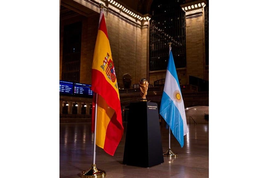 El trofeo y las banderas de las selecciones que disputarán la final.