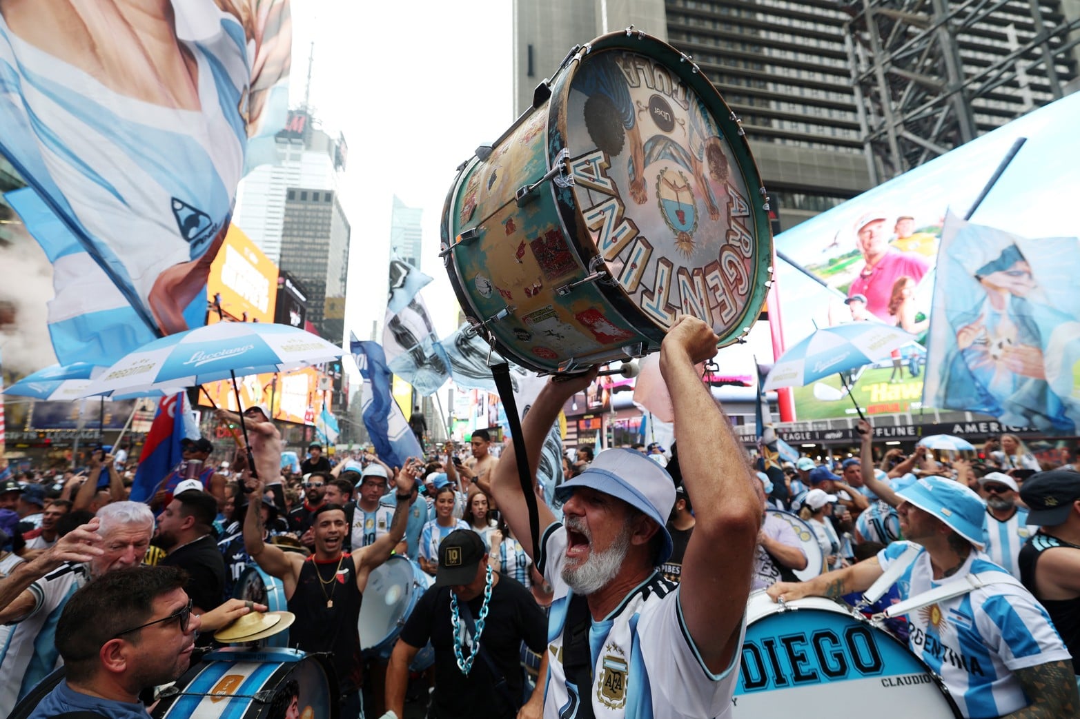 Un bombo, presente en la movilización de hinchas.