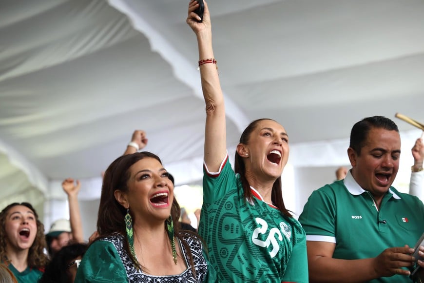 (260611) -- CIUDAD DE MEXICO, 11 junio, 2026 (Xinhua) -- Imagen proveída por la Presidencia de México de la presidenta mexicana, Claudia Sheinbaum (c), reaccionando mientras observa el partido del Grupo A de la fase de grupos de la Copa Mundial de la FIFA 2026 entre México y Sudáfrica, en la Ciudad de México, capital de México, el 11 de junio de 2026. (Xinhua/Presidencia de México) (ra) (ce)