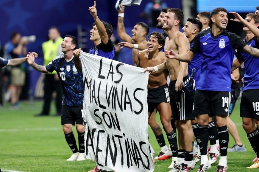 Los jugadores de la Selección Nacional con la bandera por Malvinas.
