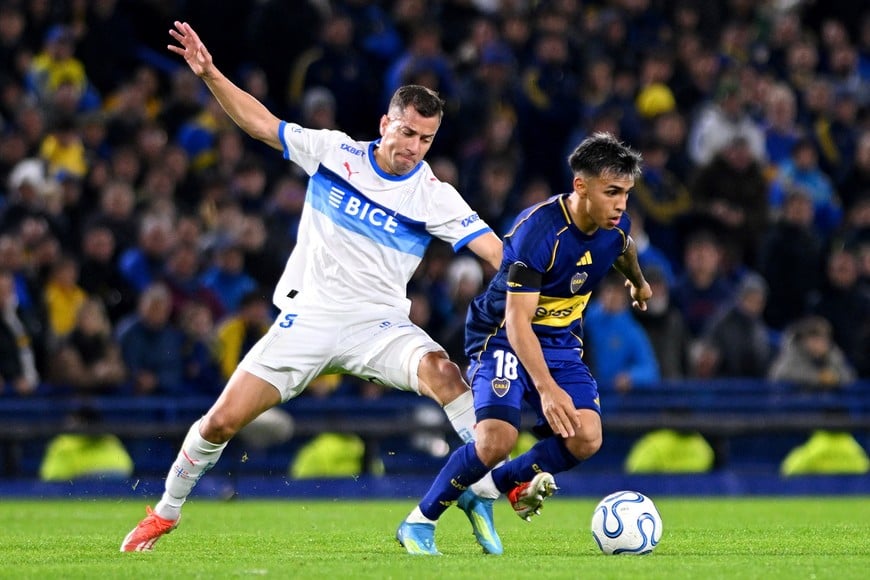 Soccer Football - Copa Libertadores - Group D - Boca Juniors v Universidad Catolica - Estadio La Bombonera, Buenos Aires, Argentina - May 28, 2026
Boca Juniors' Milton Delgado in action with Universidad Catolica's Agustin Farias REUTERS/Rodrigo Valle