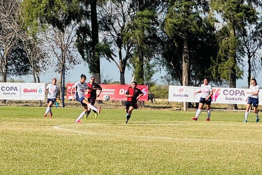 Defensores goleó en casa y quedó a un paso de ser finalista. Foto: Prensa Copa Santa Fe.