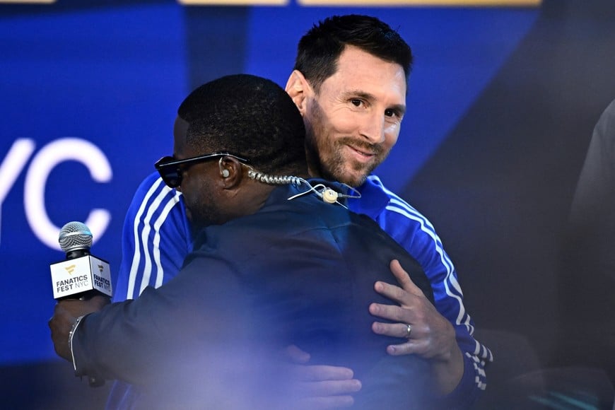 Soccer Football - FIFA World Cup 2026 - Argentina's Emiliano Martinez, Lionel Scaloni and Lionel Messi at the Fanatics Fest - Javits Center, New York City, New York, U.S. - July 17, 2026
Argentina's Lionel Messi embraces actor and comedian Kevin Hart during his appearance at the Fanatics Fest REUTERS/Dylan Martinez