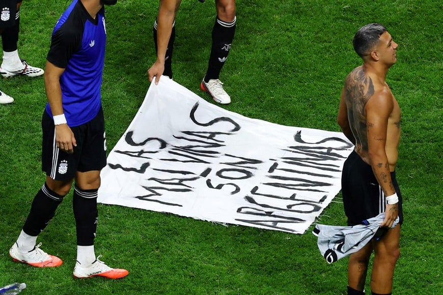 Soccer Football - FIFA World Cup 2026 - Semi Final - England v Argentina - Atlanta Stadium, Atlanta, Georgia, U.S. - July 15, 2026
Argentina's Nicolas Gonzalez looks at a banner displaying a message referencing the Falkland Islands that reads "Las Malvinas son Argentinas" in Spanish which means "Malvinas are Argentinian" in English after the match REUTERS/Carlos Barria REFILE - ADDING MESSAGE DISPLAYED ON THE BANNER