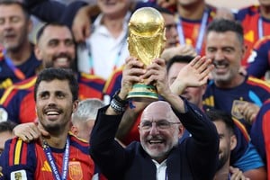 (260719) -- NUEVA YORK, 19 julio, 2026 (Xinhua) -- Luis de la Fuente (d), director técnico de España, sostiene el trofeo durante la ceremonia de premiación al término del partido final de la Copa Mundial de la FIFA 2026 ante Argentina, celebrado en el Estadio Nueva York Nueva Jersey, en Nueva York, Estados Unidos, el 19 de julio de 2026. (Xinhua/Li Ming) (rtg) (vf)