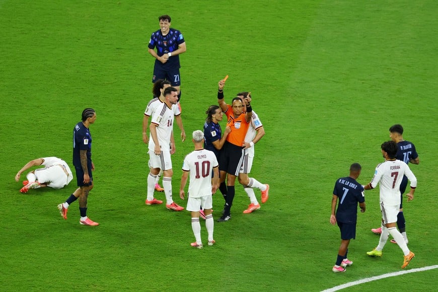 Soccer Football - FIFA World Cup 2026 - Group H - Uruguay v Spain - Estadio Guadalajara, Guadalajara, Mexico - June 26, 2026
Uruguay's Agustin Canobbio is shown a red card by referee Ismail Elfath REUTERS/Raquel Cunha TPX IMAGES OF THE DAY