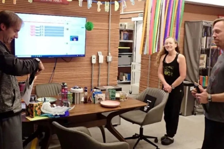 La tripulación de la Misión 1 celebrando el cumpleaños de uno de sus miembros Créditos: NASA