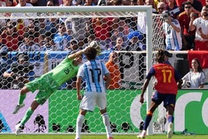 Tapó Dibu el gol del triunfo de Yamal. Foto: Fernando Nicola