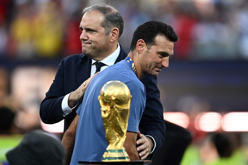 Soccer Football - FIFA World Cup 2026 - Final - Spain v Argentina - New York/New Jersey Stadium, East Rutherford, New Jersey, U.S. - July 19, 2026
Argentina coach Lionel Scaloni reacts with CONCACAF President Victor Montagliani after receiving his runners up medal REUTERS/Dylan Martinez
