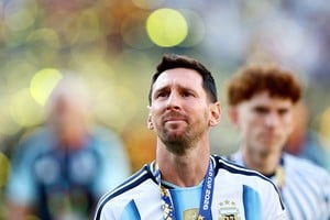 El emotivo llanto de Messi tras la final: el capitán se quebró al recibir la medalla de subcampeón. Foto: Reuters