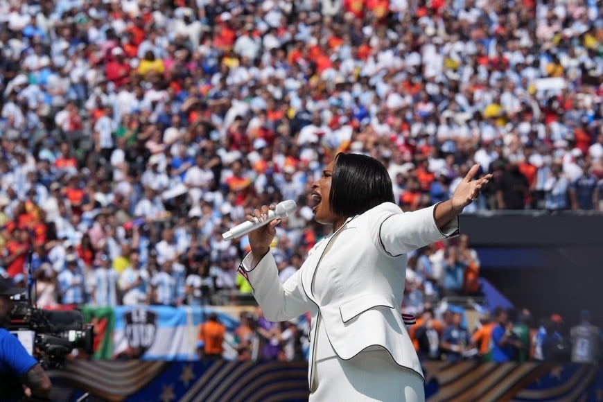 Jennifer Hudson canta el himno estadounidense. Foto: Fernando Nicola