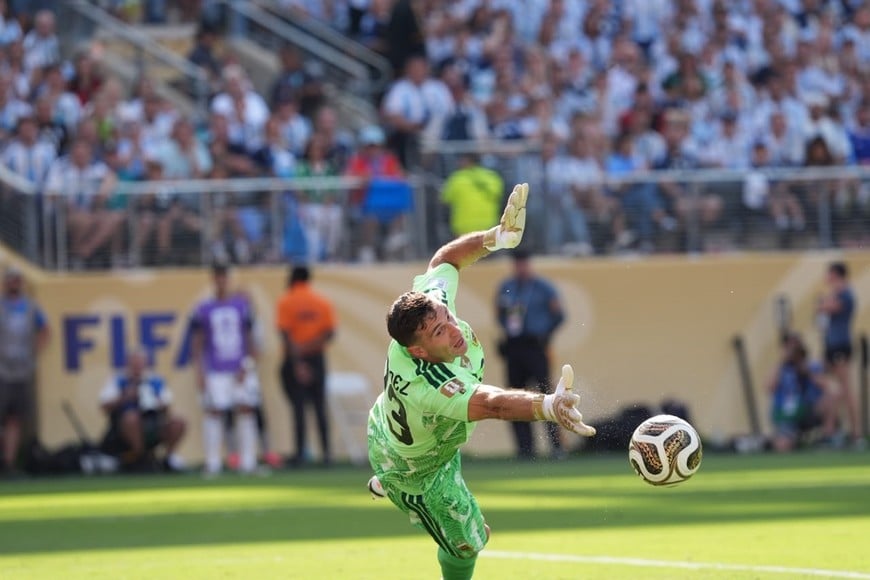 Tapó Dibu, Merino pisó a Otamendi (FALTA), Nico Williams metió el gol y fue debidamente anulado. Foto: Fernando Nicola