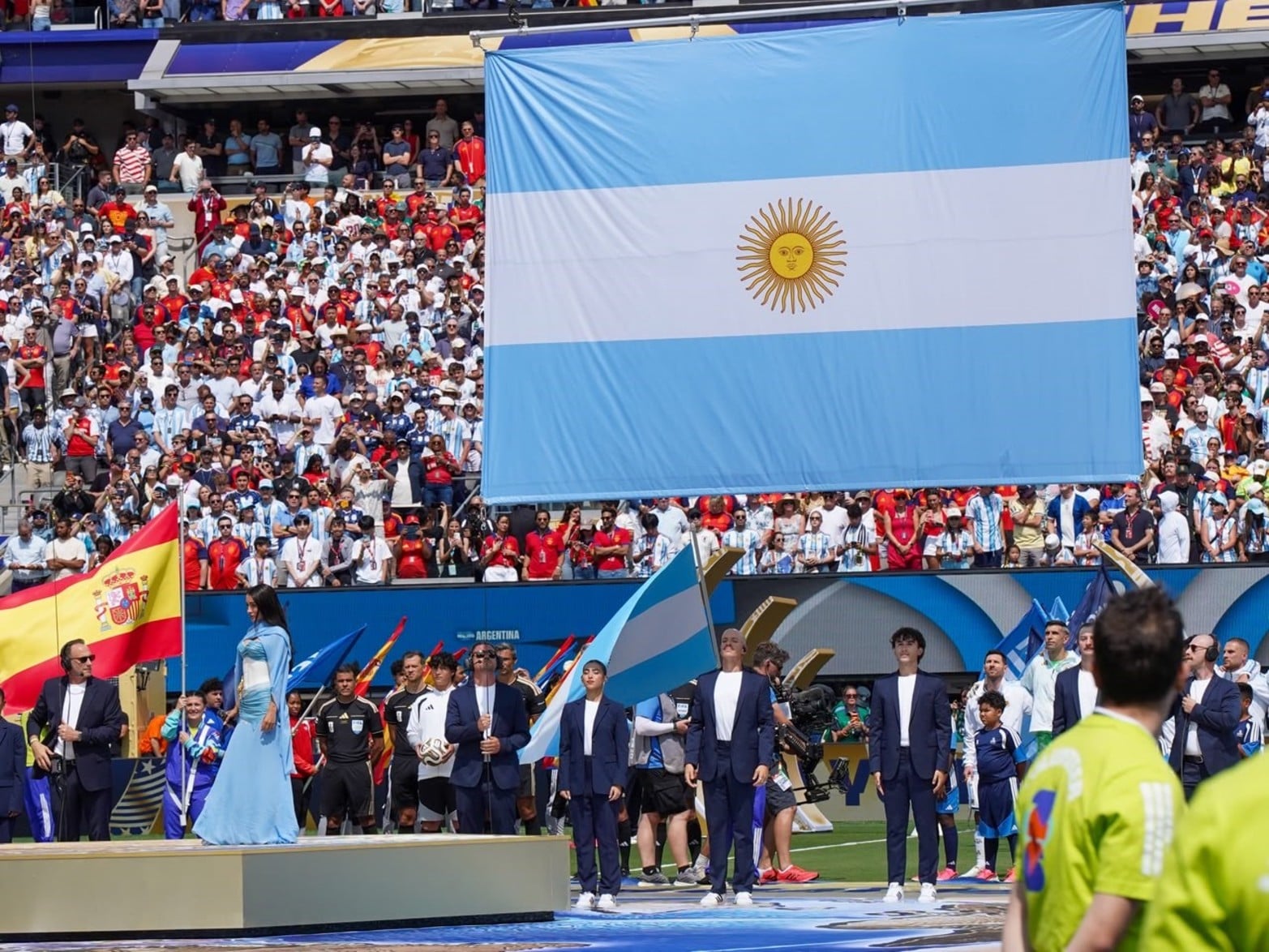 María Becerra cantando el himno argentino.  Foto: Fernando Nicola