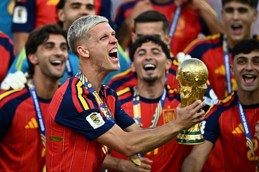 Soccer Football - FIFA World Cup 2026 - Final - Spain v Argentina - New York/New Jersey Stadium, East Rutherford, New Jersey, U.S. - July 19, 2026
Spain's Dani Olmo lifts the World Cup trophy alongside teammates as they celebrate winning the World Cup REUTERS/Dylan Martinez
