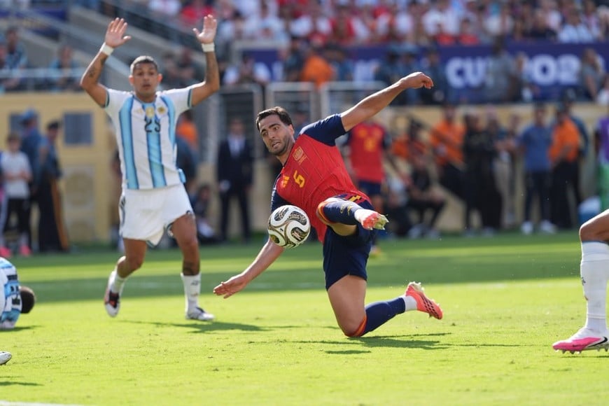 Tapó Dibu, Merino pisó a Otamendi (FALTA), Nico Williams metió el gol y fue debidamente anulado. Foto: Fernando Nicola