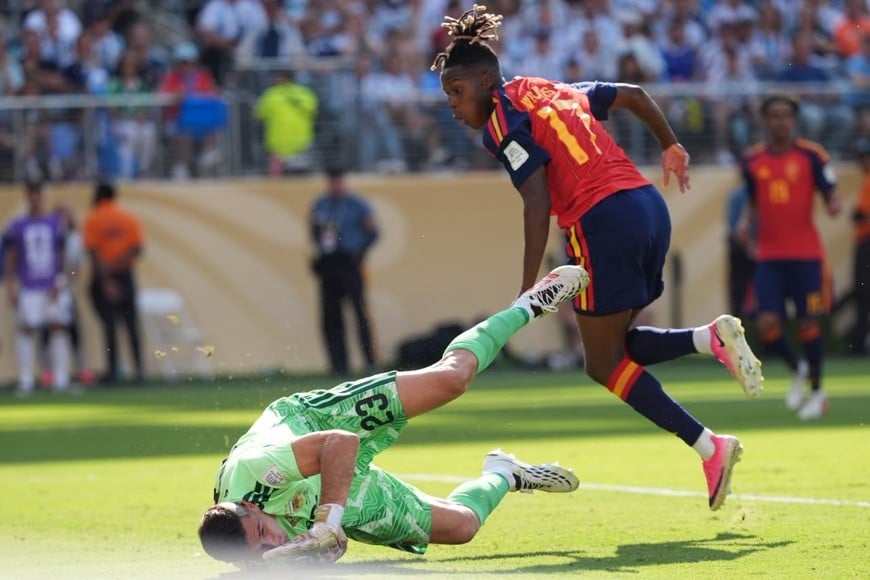 Tapó Dibu, Merino pisó a Otamendi (FALTA), Nico Williams metió el gol y fue debidamente anulado. Foto: Fernando Nicola
