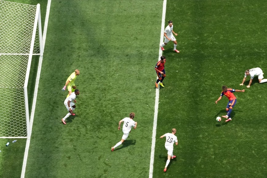 Soccer Football - FIFA World Cup 2026 - Round of 32 - Spain v Austria - Los Angeles Stadium, Inglewood, California, U.S. - July 2, 2026
Spain's Lamine Yamal shoots at goal before Austria's David Alaba clears the ball off the line REUTERS/Lisi Niesner