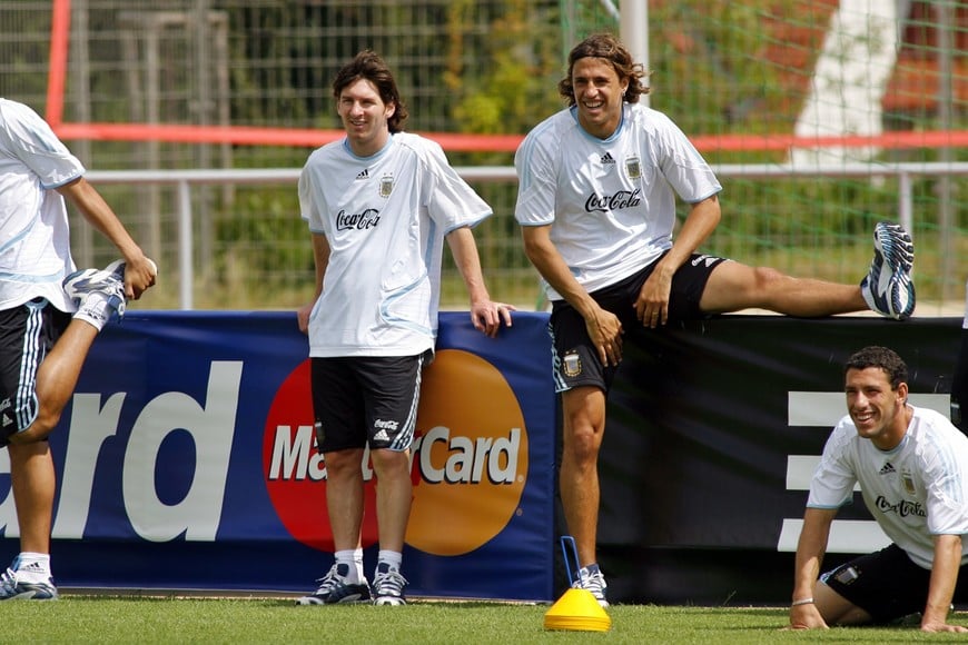 argentina's (l_r) juan roman riquelme, lionel messi, hernan crespo, maximiliano rodriguez and lionel scaloni stretch during a practice session ahead of their next world cup match against germany in herzogenaurach june 26, 2006. reuters_enrique marcarian (germany) juan roman riquelme lionel messi hernan crespo maximiliano rodriguez lionel scaloni entrenamiento practica seleccion argentina herzogenaurach alemania futbol jugadores futbolistas entrenando