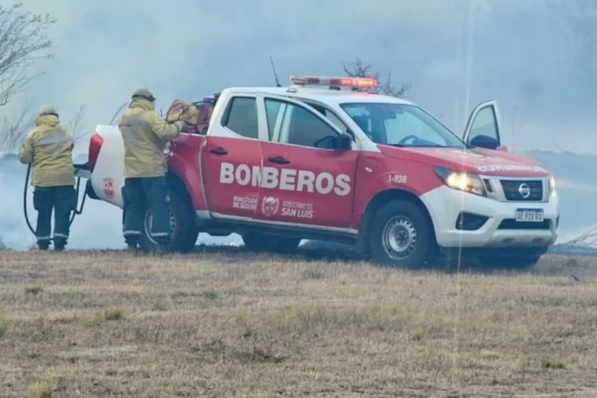 Decenas de bomberos voluntarios, brigadistas, efectivos de la Policía y recursos del Sistema Nacional de Manejo del Fuego