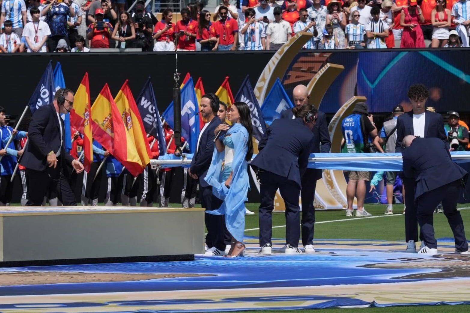 María Becerra cantó el Himno Nacional Argentino.