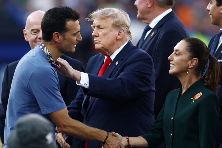 Soccer Football - FIFA World Cup 2026 - Final - Spain v Argentina - New York/New Jersey Stadium, East Rutherford, New Jersey, U.S. - July 19, 2026
Argentina coach Lionel Scaloni with U.S. President Donald Trump as he shakes hands with Mexico President Claudia Sheinbaum during the trophy presentation REUTERS/Lee Smith