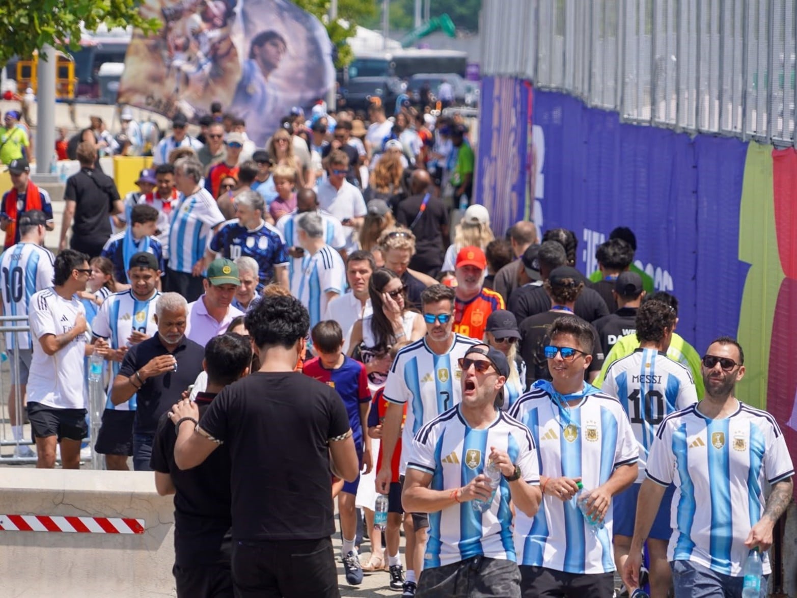 Miles de hinchas comienzan a ingresar al MetLife Stadium para vivir la final del Mundial 2026.