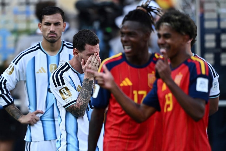 Soccer Football - FIFA World Cup 2026 - Final - Spain v Argentina - New York/New Jersey Stadium, East Rutherford, New Jersey, U.S. - July 19, 2026
Argentina fans look dejected after losing the World Cup final as Spain's Lamine Yamal and Nico Williams celebrate REUTERS/Dylan Martinez