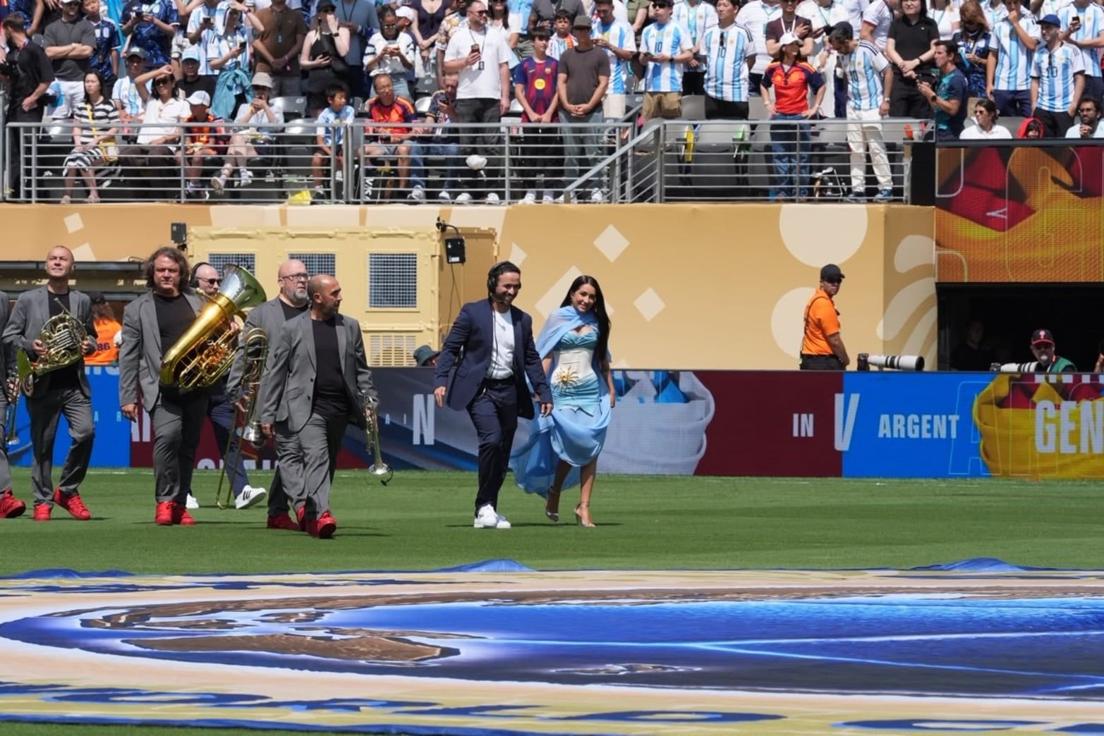 María Becerra cantó el Himno Nacional Argentino.