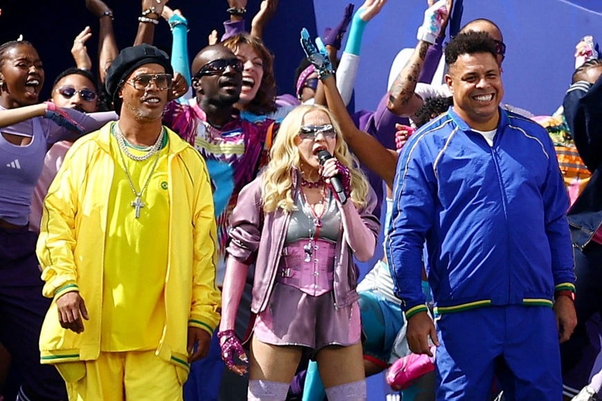 Soccer Football - FIFA World Cup 2026 - Final - Spain v Argentina - Halftime Show - New York/New Jersey Stadium, East Rutherford, New Jersey, U.S. - July 19, 2026
Former Brazil football players Ronaldinho and Ronaldo with Madonna during the half time show REUTERS/Agustin Marcarian