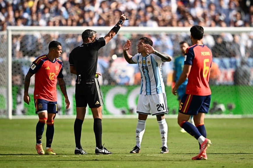 Soccer Football - FIFA World Cup 2026 - Final - Spain v Argentina - New York/New Jersey Stadium, East Rutherford, New Jersey, U.S. - July 19, 2026
Argentina's Enzo Fernandez is shown a red card by referee Slavko Vincic REUTERS/Dylan Martinez