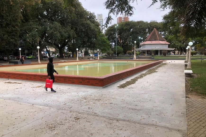 Las nuevas veredas que bordean la histórica fuente. El Litoral.