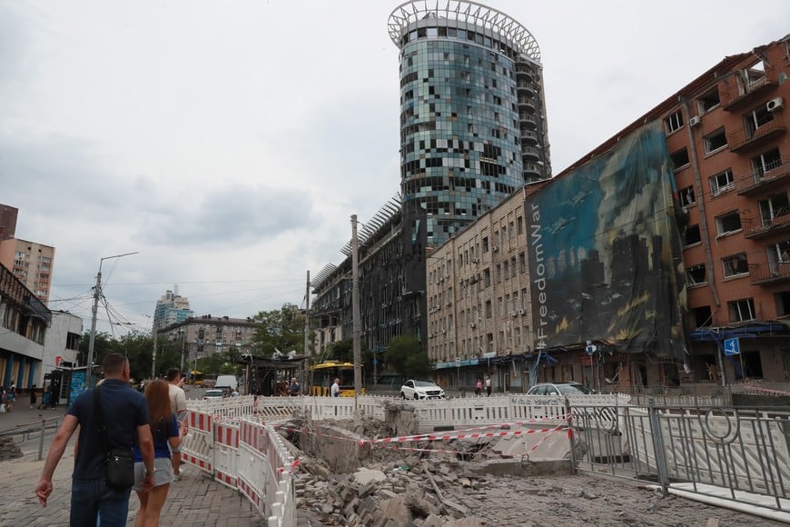 (260720) -- KIEV, 20 julio, 2026 (Xinhua) -- Imagen del 19 de julio de 2026 de un pasaje subterráneo dañado en un ataque con misiles rusos, en Kiev, Ucrania. Al menos una persona murió y otras 13 resultaron heridas la madrugada del domingo en Kiev durante un ataque con misiles de Rusia, informaron las autoridades ucranianas. (Xinhua/Li Dongxu) (rtg) (ah) (ce)