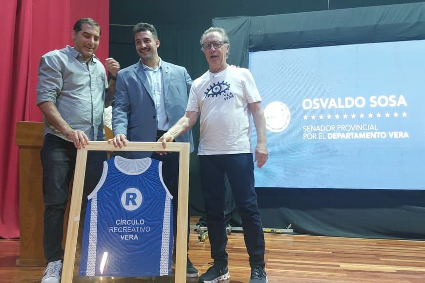 Su presencia despertó una marcada expectativa que se reflejó en la sala colmada y las numerosas muestras de afecto y reconocimiento que recibió durante su estancia.