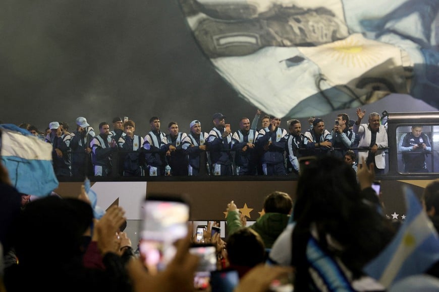 Soccer Football - FIFA World Cup 2026 - Argentina players arrive in Buenos Aires after the final - Buenos Aires, Argentina - July 20, 2026
Argentina players wave to fans as they arrive at the Argentine Football Association (AFA) headquarters on the outskirts of Buenos Aires after losing the FIFA World Cup final to Spain REUTERS/Alessia Maccioni TPX IMAGES OF THE DAY