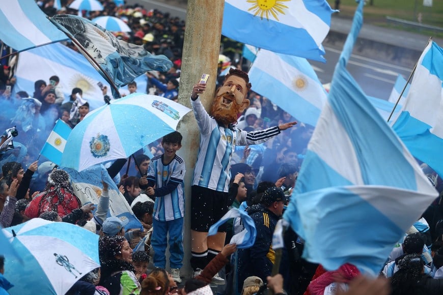 Soccer Football - FIFA World Cup 2026 - Argentina players arrive in Buenos Aires after the final - Buenos Aires, Argentina - July 20, 2026
Argentina fan wearing a Lionel Messi mask gestures as fans gather outside the Argentine Football Association (AFA) headquarters on the outskirts of Buenos Aires after Argentina lost the World Cup final to Spain REUTERS/Matias Baglietto