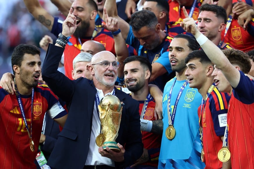 Soccer Football - FIFA World Cup 2026 - Final - Spain v Argentina - New York/New Jersey Stadium, East Rutherford, New Jersey, U.S. - July 19, 2026
Spain coach Luis De La Fuente celebrates with the trophy alongside players as they celebrate winning the World Cup IMAGN IMAGES via Reuters/Mark J Rebilas