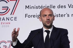 El canciller Jean-Noël Barrot denunció la detención y maltrato de dos diplomáticos en Irán.