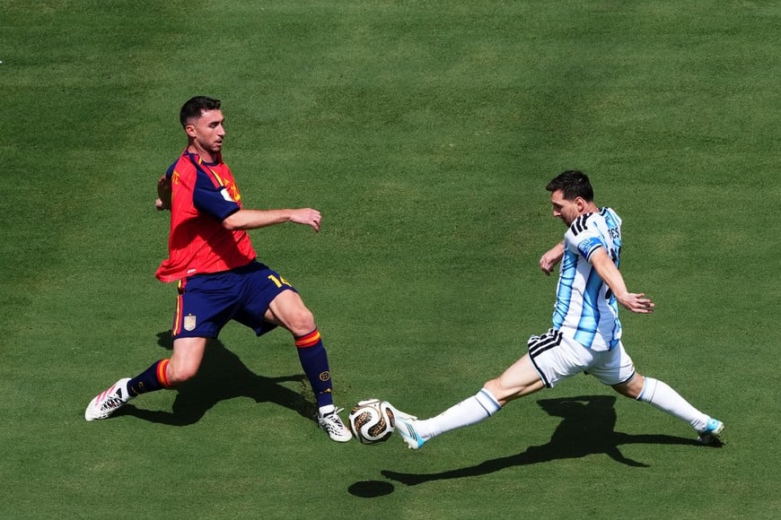(260719) -- NUEVA YORK, 19 julio, 2026 (Xinhua) -- El jugador Aymeric Laporte (i), de España, disputa el balón con Lionel Messi (d), de Argentina, durante el partido final de la Copa Mundial de la FIFA 2026, celebrado en el Estadio Nueva York Nueva Jersey, en Nueva York, Estados Unidos, el 19 de julio de 2026. (Xinhua/Xu Chang) (rtg) (vf)