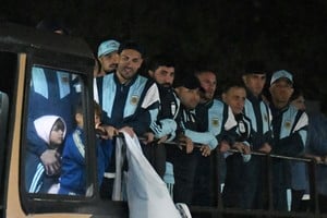 Soccer Football - FIFA World Cup 2026 - Argentina players arrive in Buenos Aires after the final - Buenos Aires, Argentina - July 20, 2026
Argentina's Leandro Paredes and teammates arrive at the Argentine Football Association (AFA) headquarters on the outskirts of Buenos Aires after losing the World Cup final REUTERS/Pedro Lazaro Fernandez