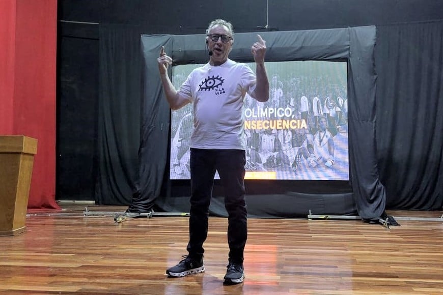 Su presencia despertó una marcada expectativa que se reflejó en la sala colmada y las numerosas muestras de afecto y reconocimiento que recibió durante su estancia.