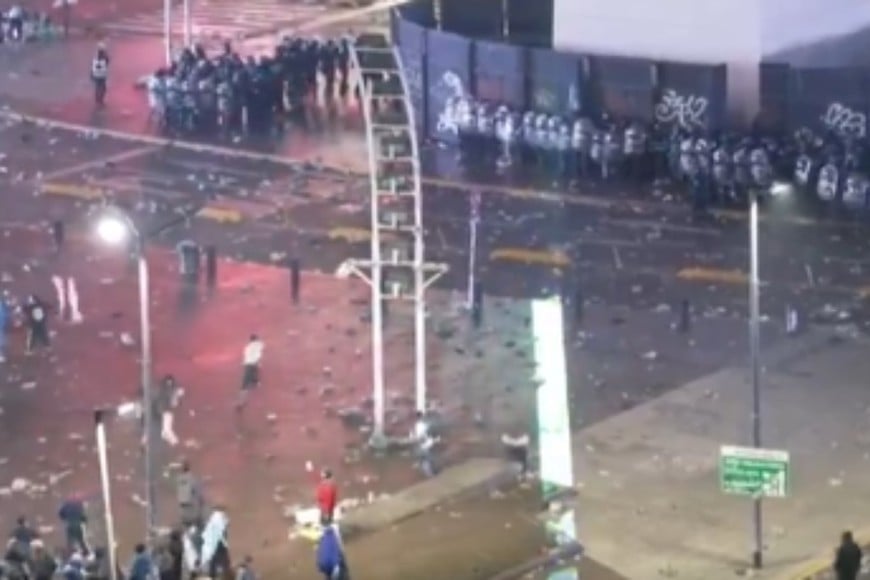 Incidentes entre un grupo de personas y efectivos de la Policía de la Ciudad.