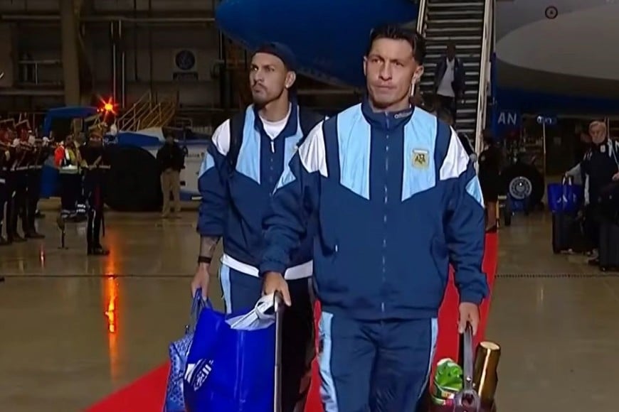 Leandro Paredes y Lisandro Martínez bajando del avión.